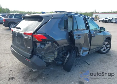 2022 Toyota Rav4 Xle z USA, uszkodzony, nr VIN 2T3W1RFV2NC203832